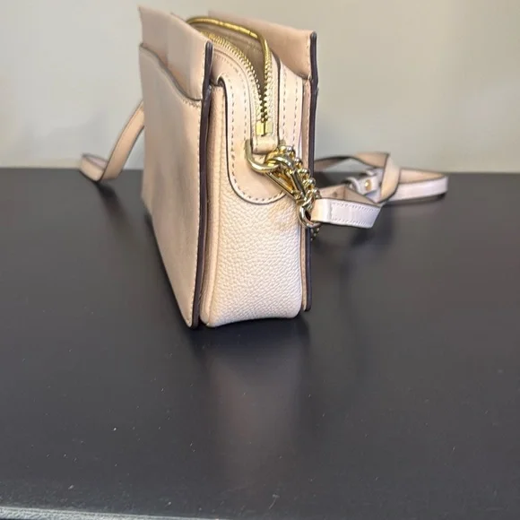Michael Kors Cream Gold Crossbody Bag with Sleek Design - Picture 4 of 9